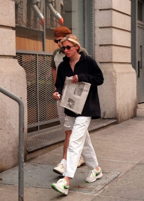 Style Icon: The Timeless Looks of Carolyn Bessette-Kennedy Carolyn Bessette, Style Parisienne, Jfk Jr, Fashion Pics, Fashion Images, 가을 패션, Aaliyah, Mode Vintage, Looks Style