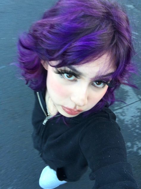 Purple hair girl y2k hair ideas Purple Short Hair Aesthetic, Bleached Purple Hair, Purple Hair Dye Ideas Short Hair, Purple Hair Styles For Short Hair, Short Purple Hairstyles, Hairstyles For Short Hair Dyed, Purple Hair Inspo Aesthetic, Cute Dyed Hair Ideas For Short Hair, Purple Hair Highlights Wolfcut