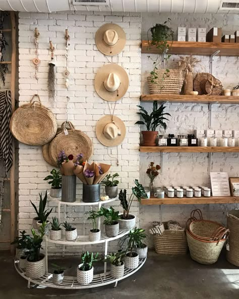 Gift Shop Inspiration, Large Waiting Room Design, Warehouse Showroom, Retail Doors Shop Fronts, Retail Gift Store Design, Modern Mercantile Store Ideas, Pottery Shop Interior, Cute Retail Store, Handmade Shop Design