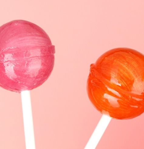 At your next get-together, try making your own homemade lollipops for your guests - they'll be super impressed by your candy-making skills. How To Make Lollipops, Pokemon Cupcakes, Homemade Lollipops, Unicorn Food, Lollipop Recipe, Lemon Bar, Jolly Rancher, Homemade Candies, Diy Candy