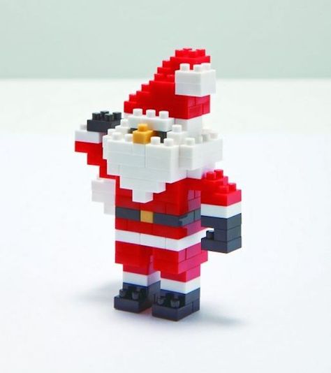 Build your own Santa Claus with this holiday LEGO project. Lego Santa, Lego Ornaments, Diy Lego, Lego Christmas, Lego Diy, Lego Craft, Lego Toys, Lego Worlds, Lego For Kids