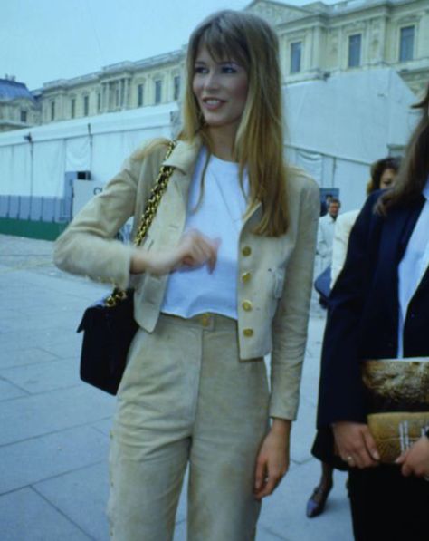 Claudia Schiffer 90s Style, Claudia Schiffer 2000s, Claudia Schiffer Outfits, Claudia Schiffer Street Style, Claudia Schiffer Runway, Claudia Schiffer Versace, Claudia Schiffer Now, Claudia Schiffer Hair, Claudia Schiffer Chanel