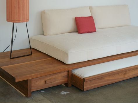 Sofa Bed Ideas Living Room, Couch Bed Ideas, Japanese Style Couch, Sofa Bed Ideas, Tatami Bed With Storage, Dyi Couch, Japanese Furniture Couch, Tatami Room Sofa, Japanes Bed Frame