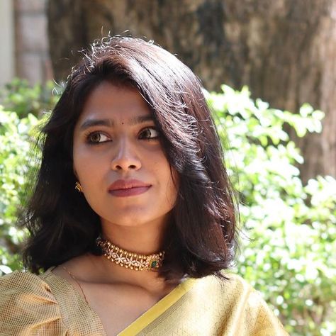 Steffhy Antony on Instagram: "#throwback to short hair and saree kinda days ❤️  Saree : @turtledoves_cbe  Jewelry: @made_for_hers  Blouse : @maliboo_bridalwear   .  #𝑺𝒂𝒓𝒆𝒆𝑺𝒕𝒐𝒓𝒊𝒆𝒔𝑶𝒇𝑺𝒕𝒆𝒇𝒇" Short Hairstyle For Saree, Saree With Short Hair, Short Hair Saree Look, Maliboo Bridalwear, Simple Saree Designs, Simple Sarees, White Saree, Look Short, Wedding Sarees