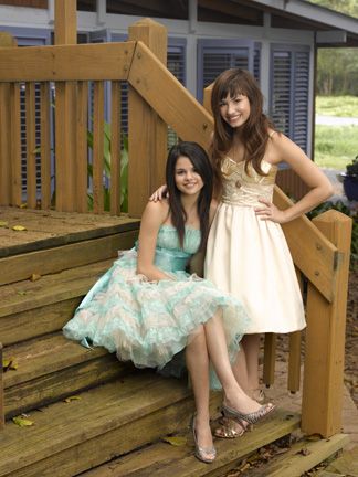 Selena Gomez and Demi Lovato on the set of Princess Protection Program. Demi Lovato And Selena Gomez, Demi Lavato, Princess Protection Program, Selena Gomez Cute, Alex Russo, Camp Rock, Marie Gomez, Movie Photo, Demi Lovato