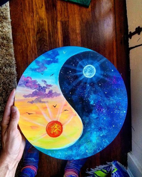 Christmas Art Work, Christmas Art Activities, How To Paint Canvas, Moon And Sun Painting, Christmas Art Ideas, Canvas At Home, Vinyl Art Paint, Record Painting, Circle Canvas