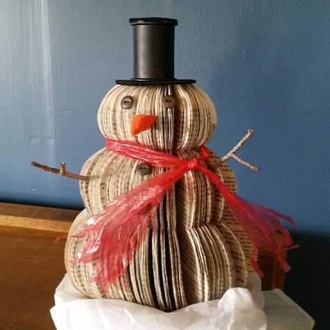 Upcycled Book Snowman Christmas Decoration - I got the inspiration for this little snowman from seeing a lot of pumpkins and Christmas Trees made from book on P... Book Snowman, Upcycle Design, Snowman Crafts Diy, Sparkle Ball, Cute Wall Decor, Make A Snowman, Snowman Christmas Decorations, Book Diy, Folding Origami