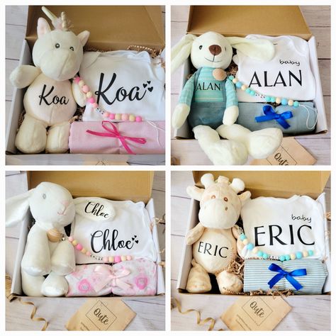 ♥ Every gift is unique and packed by hand specifically for you. If you have any special requests, just reach out. I would be happy to hear from you! INCLUDES 1.  Flannel Blanket or burp cloth 2. Infant toy, customized with baby name - Iron on 3. Custom / personalized white bodysuit  4. Personalized binky / pacifier clip with baby name   Also, to make it extra special - personalized card! All shipped in kraft gift box, filled with crinkle paper, topped with natural raffia bow! BINKY CLIP SAFETY T Personalized Pacifier Clip, Cadeau Cricut, Custom Baby Items, Baby Onesie Gift, Newborn Baby Gift Set, Personalized Pacifier, Tulip Garden, Minnie Mouse Theme