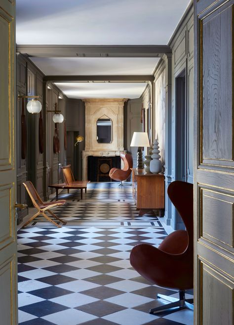 An Updated 16th-Century French Château Seven Years In the Making Photos | Architectural Digest Modern Chateau Interior, Chateau Interior Design, French Chateau Interiors, Modern French Interiors, Chateau Interior, Modern Chateau, French Interior Style, Chateaux Interiors, French Interior Design