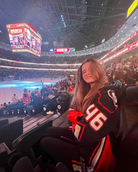 Tall Gf Short Bf Photos, Ice Hockey Couple Aesthetic, Ice Hockey Game Aesthetic, Cute Hockey Outfits, Jersey Outfit Hockey, Hockey Outfit Aesthetic, Luca Fantilli Gf Hockey, Hockey Game Pictures Ideas, Wag Aesthetic Hockey