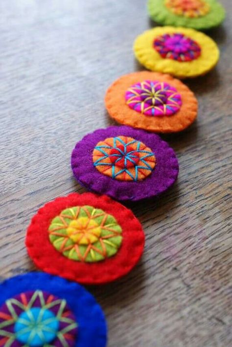 Me gustan las mandalas en paño lency Cercei Din Lut Polimeric, Baby Mobil, Penny Rug, Felt Embroidery, Felt Garland, Penny Rugs, Wool Projects, Wool Crafts, Felt Applique