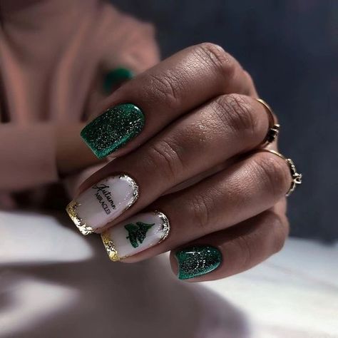 70 Simple Christmas Nail Designs that are cute enough to cause a sugar rush - Hike n Dip Gold Gel Nails, New Years Nail Designs, Gel Toe Nails, Subtle Nails, Christmas Nails Easy, Christmas Gel Nails, Nails 2023, Nail Swag, New Year's Nails