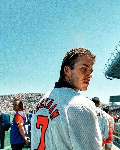 Vintage Becks @davidbeckham 🤘🏽 #davidbeckham #vintagefootball #carbonathletic Manchester City Aesthetic, David Beckham Wallpaper, Messi And Ronaldo Wallpaper, David Beckham Football, Cabrio Vw, Beckham Football, David Beckham Photos, Football Aesthetic, Soccer Photography