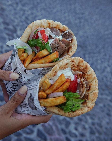 Greek Food Gyros, Santorini Food, Greek Gyros, Greece Food, Gyro Recipe, Extreme Food, Greek Restaurants, Hungry Girl, Mediterranean Food