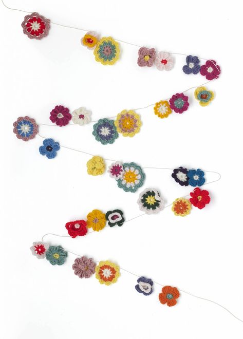 For those fun summer parties, a crochet garland brings a touch of colour and fun to your outdoor decor. With pretty flower motifs to crochet, this garland will look perfect hanging in your garden. Customize the colours to make it your own style! | Crochet Projects | DIY Crochet Garland | Crochet Summer Projects Summer Crochet Patterns, Garden Garland, Crochet Appliques, Crochet Garland, Flower Crochet, Beginner Crochet, Crochet Decoration, Flower Garland, Cascade Yarn