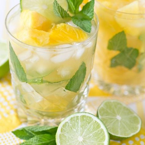 Pineapple Mojito, Pitcher Drinks, Creative Cocktails, Mojito Cocktail, Mojito Recipe, Vodka Drinks, Halloween Drinks, Snacks Für Party, Daiquiri