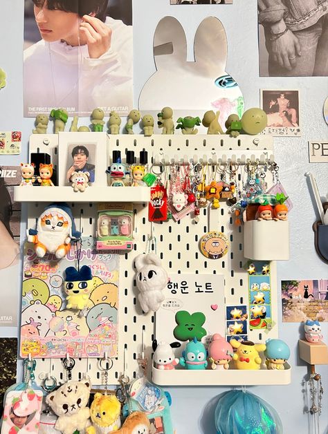 Things To Put Up On Your Wall, Cute Pegboard Ideas, Room Organization Bedroom Aesthetic, Juminocore Aesthetic, Cute Pegboard, Ikea Pegboard Ideas, Peg Board Ideas, Winter Home Exterior, Heisei Retro