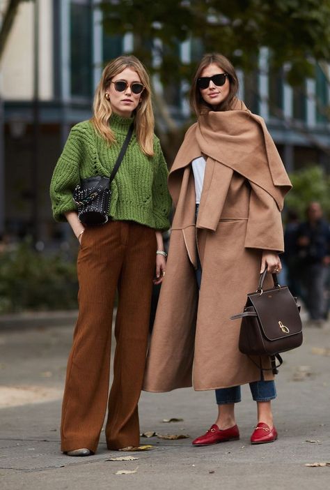 AUTUMN Cropped Jumper Outfit, Toteme Coat, Cropped Sweater Outfit, Jumper Outfit, Elle Macpherson, Coat Trends, Sweater Layering, Iconic Dresses, Layering Outfits