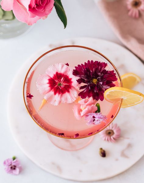 Mocktails For Mother’s Day, Mocktails Floral, Floral Mock Tails, Mother’s Day Mock Tail, Flower Mocktails, Spring Mocktail Recipes, Beautiful Mocktails, Spring Mocktail, Lemon Mocktail