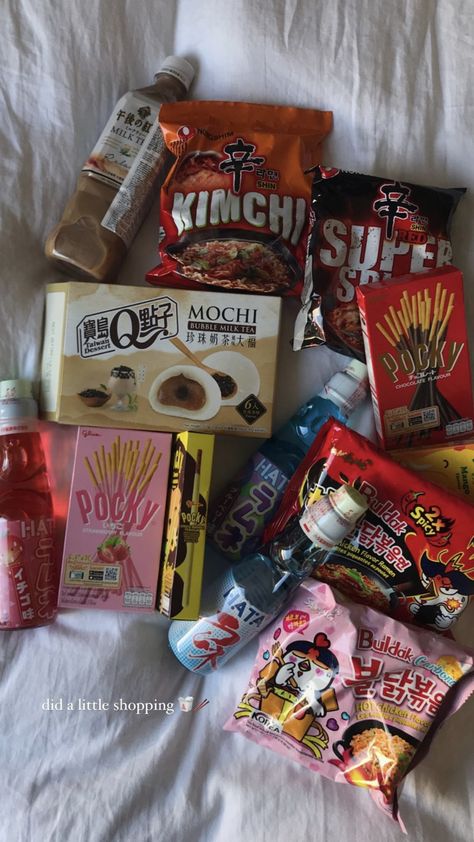 Korean Grocery Food, Korean Grocery List, Grocery Shopping Aesthetic Korean, Korean Convience Store Food, Korean Grocery Store Aesthetic, Asian Snacks To Buy, Korean Store Aesthetic, Korean Things To Buy, Korean Snacks Products