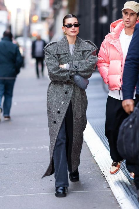 From Saint Laurent’s strong-shouldered, floor-sweeping tweed style to Khaite’s roomy leather trench, the A-lister uses statement outerwear to put the wow into weekend casual. Oversized Coats, Hailey Baldwin Style, Luxury Wardrobe, Leyte, Ashley Olsen, Timeless Wardrobe Staples, Rosie Huntington Whiteley, Oversized Coat, Winter Fits