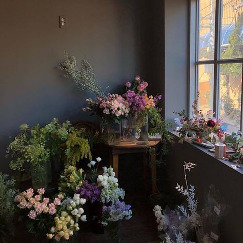 Flowers In House, Vases Flowers, Plants Are Friends, House Vintage, Nothing But Flowers, Flower Therapy, Aesthetic Home, Flowers Nature, Love Flowers