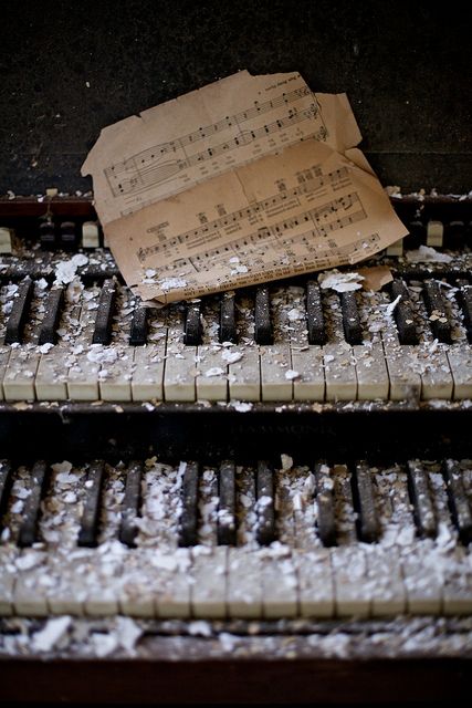 .. Old Piano, Old Pianos, Music Of The Night, Wallpaper Pastel, Piano Keys, Love Never Dies, Music Aesthetic, Phantom Of The Opera, Back To Nature