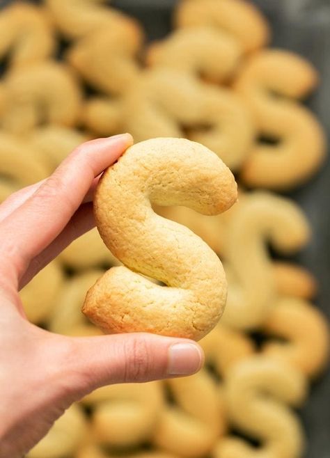 Italian S cookies are super popular breakfast cookies. Learn how to make these traditional Sicilian cookies at home with basic ingredients. Italian S Cookies, Soft Biscotti Recipe, Sicilian Cookies, Best Biscuit Recipe, Xmas Desserts, Amaretti Cookies, S Cookies, Italian Cookie Recipes, Italian Breakfast