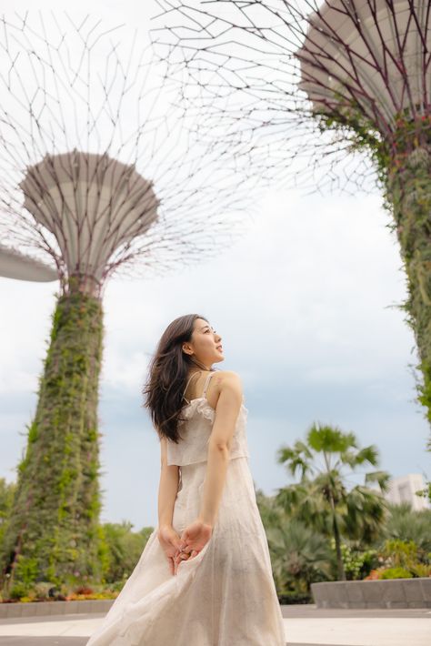 Singapore Best Places, Photo Ideas In Singapore, Travel Portrait Photography, Gardens By The Bay Outfit, Singapore Photoshoot Ideas, Singapore Picture Ideas, Singapore Pose Ideas, Singapore Travel Aesthetic, Holiday Photo Poses