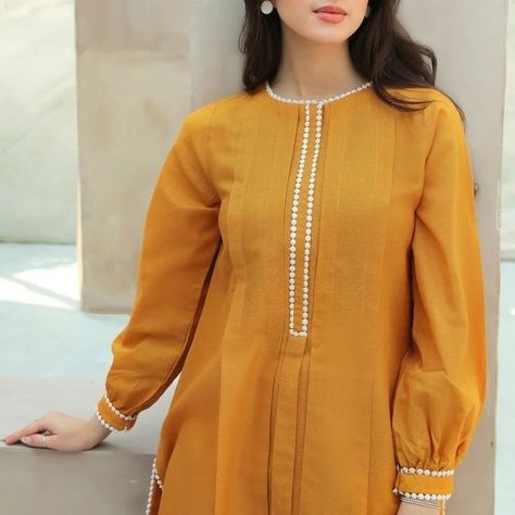 Cuff sleeves for shìrts 2022 Lace Dress Design, Latest Dress Design, Simple Kurti Designs, Stylish Short Dresses, Salwar Kamiz, Pakistani Fashion Casual, Kurta Neck Design, Casual Wear Dress, Dress Design Patterns