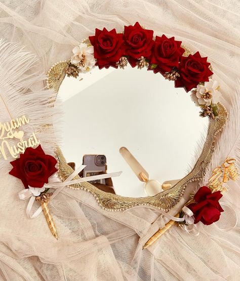 Set of Nikah mirror and pen ✨ #nikahmirror #nikahpen #nikahessentials #weddinginspiration #weddingideas Weddings Mirror, Nikah Mirror, Nikkah Mirror, Nikah Ideas, Nikah Decor, Mirror Decor Ideas, Haldi Decor, Engagement Mehndi, Wedding Mirror