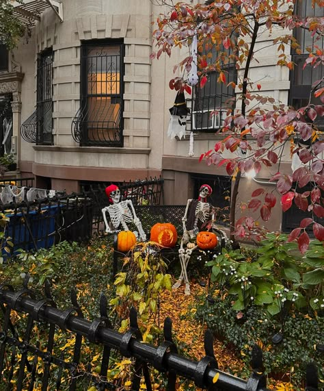 Fall In New York City, Brooklyn Apartments, Halloween In New York, Nyc Autumn, Fall Aesthetic Pictures, Fall In New York, Hygge Autumn, New England Aesthetic, Fall Instagram