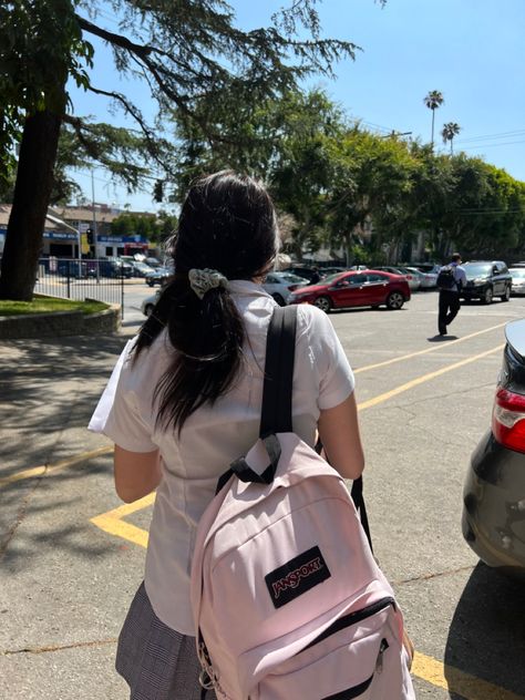 Pink Backpack Outfit, Jansport School Bags, Pink Jansport Backpack, School Backpack Essentials, Pretty School Supplies, Disney Stuffed Animals, Backpack Essentials, Aesthetic Backpack, Backpack Outfit