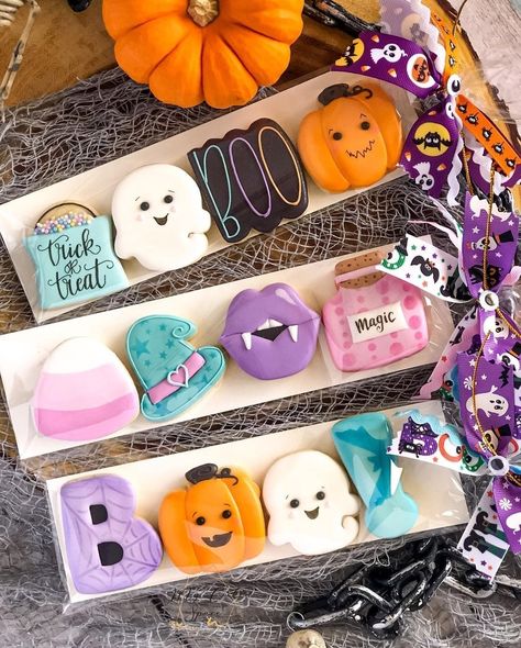 Pink Halloween Cookies, Halloween Cookie Designs, Cookie Halloween, Fall Decorated Cookies, Galletas Halloween, Easy Halloween Cookies, Moldes Halloween, Sugar Mama, Cookies Halloween