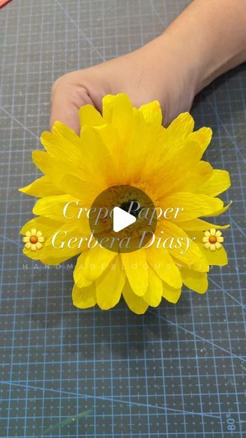 Diy Gerbera Daisy Paper Flower, Paper Daisies Diy, Paper Daisy Flowers Diy, Crepe Paper Daisy, Paper Gerbera Daisy, Yellow Paper Flowers, How To Make Sunflower, Crepe Flowers, Crepe Streamers