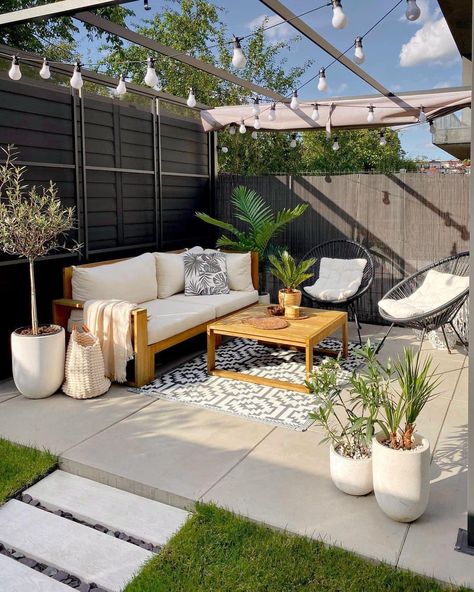 Small Patio Ideas Townhouse, Patio Ideas Townhouse, Small Patio Decor, Small Outdoor Patios, Small Courtyard Gardens, Outdoor Lounge Area, Small Patio Garden, Cozy Patio, Patio Inspiration