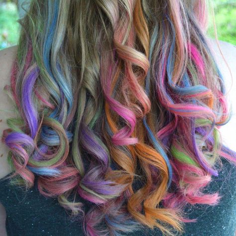 Hair chalking is an easy, quick, inexpensive way to add temporary color to your hair. You can do it yourself at home with making a big commitment. #tintepelotemporal #Bellosresultados Aubrey Hair, Hair Dye For Kids, Kids Hair Color, Diy Hair Dye, Temporary Hair Dye, Diy Hair Color, Hair Chalk, Cute Haircuts, Dye Ideas