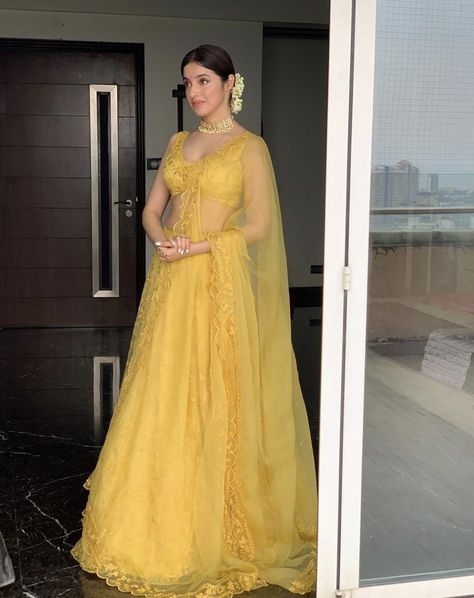 Simple Lehenga, Yellow Lehenga, Traditional Indian Outfits, Wattpad Romance, Indian Bridal Outfits, Trendy Blouse Designs, Indian Attire, Lehenga Designs, Indian Fashion Dresses