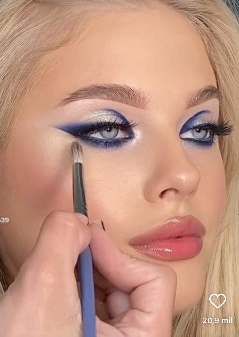 Blue Makeup On Blue Eyes, Metallic Blue Eyeliner, Navy Blue Outfit Makeup, Blue Eyeshadow Outfit, Blue Christmas Makeup Looks, Denim Makeup Look, Eye Makeup Ideas For Blue Eyes, Smokey Eye Makeup Blue, Smokey Blue Eye Makeup