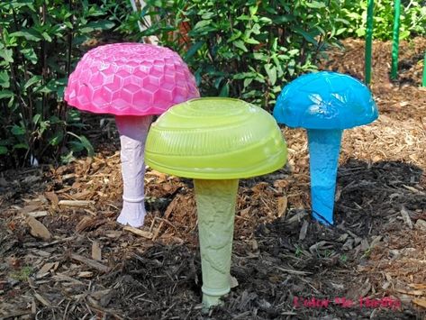 DIY garden mushrooms with repurposed bowls and vases Diy Garden Mushrooms, Fun Garden Projects, Chalk Spray Paint, Matte Spray Paint, Garden Mushrooms, Upcycled Projects, Funky Junk Interiors, Yellow Vase, Painted Sticks