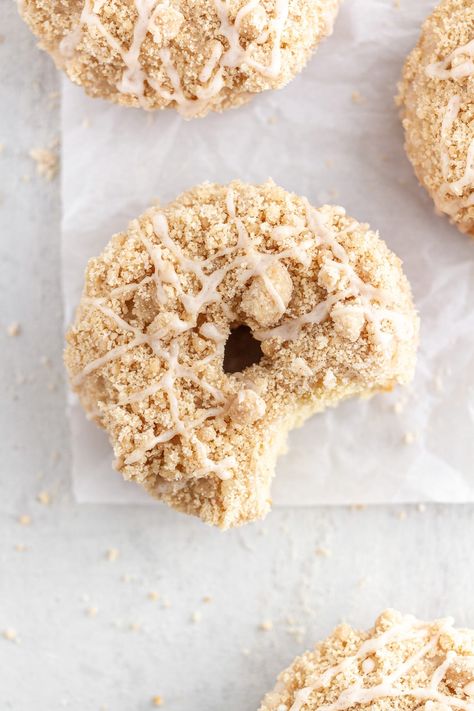 Maple Donut Cake, Recipes Background, Crumb Cake Topping, Best Donut Recipe, Crumb Topping Recipe, Types Of Donuts, Maple Donuts, Maple Cake, Donut Flavors