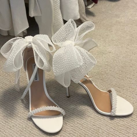 Steve Madden Wedding Shoes Steve Madden Wedding Heels, Steve Madden Wedding Shoes, Reception Shoes For Bride, Cute Wedding Shoes, Shoe Aesthetic, Reception Shoes, Shoes Fun, Wedding Shot List, Bow Wedding