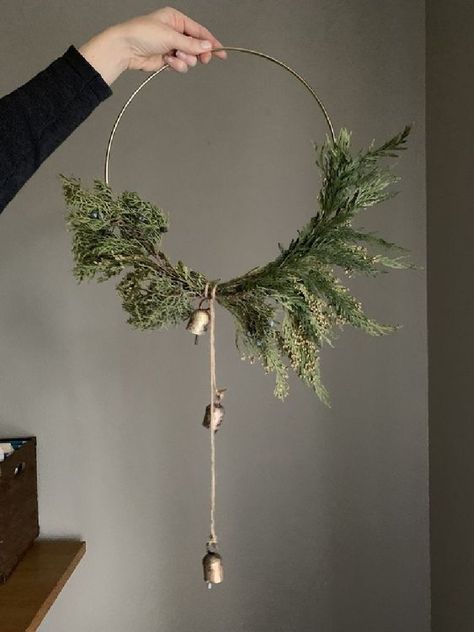 Modern Scandi hoop wreath for Christmas decor with a Swedish feel - natural greenery and sweet gold bells - Allisa Jacobs. Hoop Wreath Diy, Modern Christmas Wreath, Boho Christmas Decor, Eco Friendly Diy, Christmas Wreaths Ideas, Natural Christmas Decor, Xmas Theme, Eco Friendly Christmas, Diy Christmas Wreaths