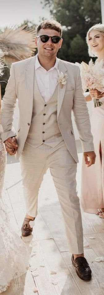 Groomsmen Attire Beach Wedding, Wedding Suit Groom, Men Wedding Suit, Suit Beige, Beach Wedding Groom, White Wedding Suit, Suit Groom, Mens Wedding Attire, Boho Beach Wedding