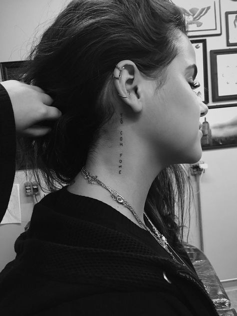 Tattoo Designs Female, Neck Tattoo Women, Tattoo Sonne, Best Neck Tattoos, Small Neck Tattoos, Side Neck Tattoo, Neck Tattoos Women, Tattoo Trend, Men Tattoos