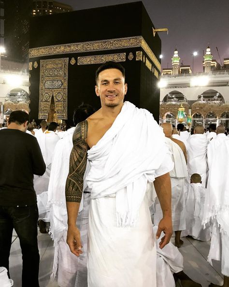 180.8k Likes, 6,164 Comments - Sonny Bill Williams (@sonnybillwilliams) on Instagram: “Umrah 2018. Peace & ❤️ my friends” Islamic Tattoo Men, Sonny Bill Williams Tattoo, Islamic Tattoo, Sonny Bill Williams, Thank You Allah, Face Male, New Zealand Rugby, Celebrity Bodies, Blackout Tattoo