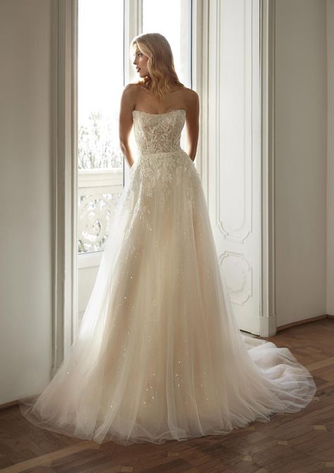 Abito da Sposa Nicole Eba | Mariages Abiti Sposa e Sposo Collezione 2025 - Atelier Vestiti Nuziali per Vicenza, Verona, Padova, Rovigo, Treviso(Veneto) e Trento(Trentino Alto Adige). Mary Me, Wedding Dress With Corset, Nicole Spose, Gonna In Tulle, Dress With Corset, Modern Princess, Bridal Dress Design, Modern Bridal, Princess Wedding Dresses