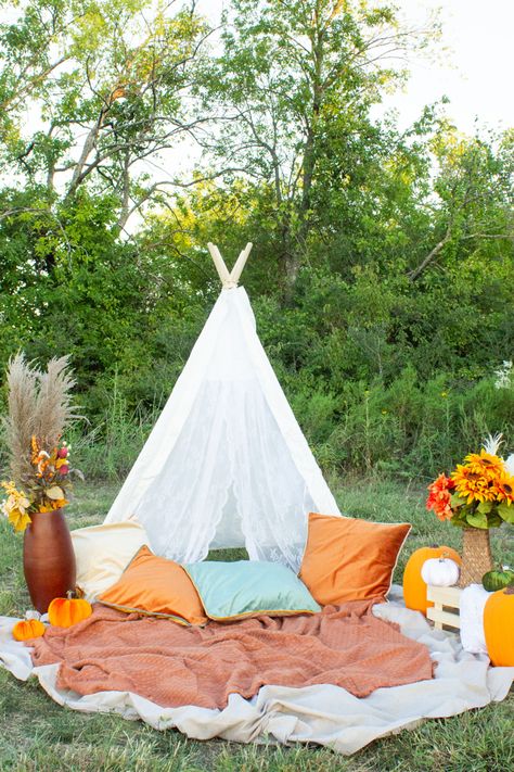 Fall Mini Sessions Set Up Outdoor, Teepee Photography, Fall Mini Shoot, Boho Family Photos, Fall Photo Props, Boho Tent, Fall Minis, Park Blanket, Boho Photography