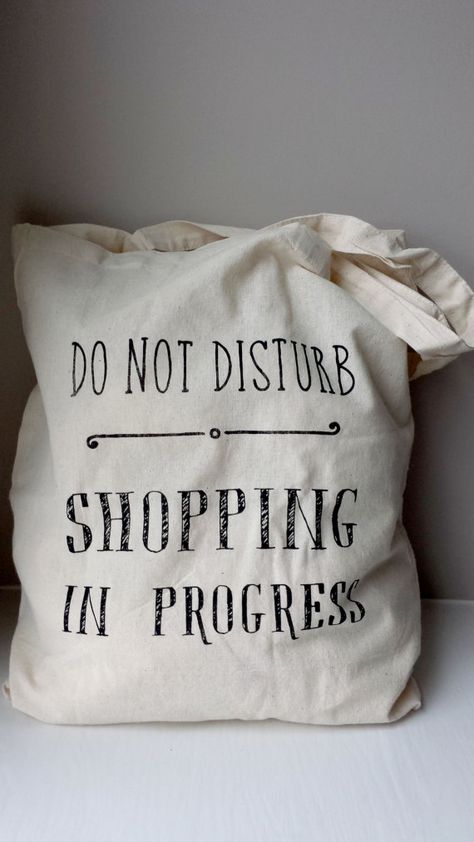 Cotton tote bag / Shopping bag - Quote Tote - Do not disturb; shopping in progress Totes Ideas, Sacs Tote Bags, Funny Bags, Sac Diy, Bag Quotes, Quote Tote, Funny Tote Bags, Handbags Luxury, Do Not Disturb