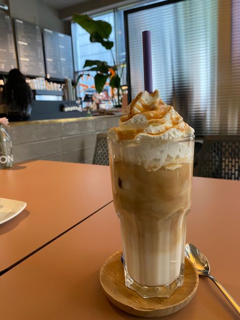 Iced Coffee Ice Cream, Iced Caramel Macchiato Aesthetic, Caramel Macchiato Aesthetic, Ice Coffee Caramel, Coffee Drinks Aesthetic, Iced Caramel Macchiato Starbucks, Iced Latte Aesthetic, Caramel Iced Latte, Carmel Coffee